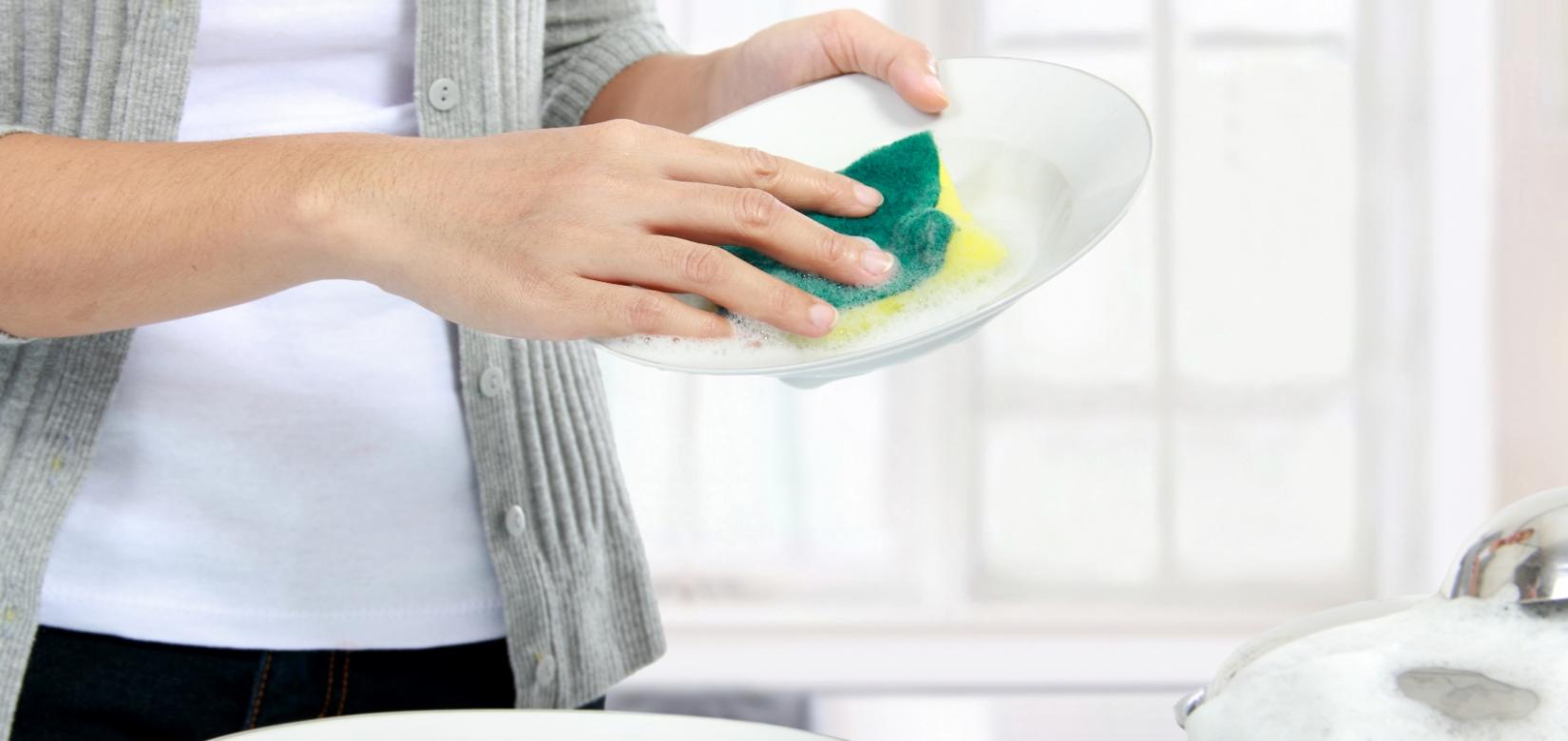 Με αυτά τα 5 κόλπα θα κάνεις το πλύσιμο των πιάτων… παιχνιδάκι!