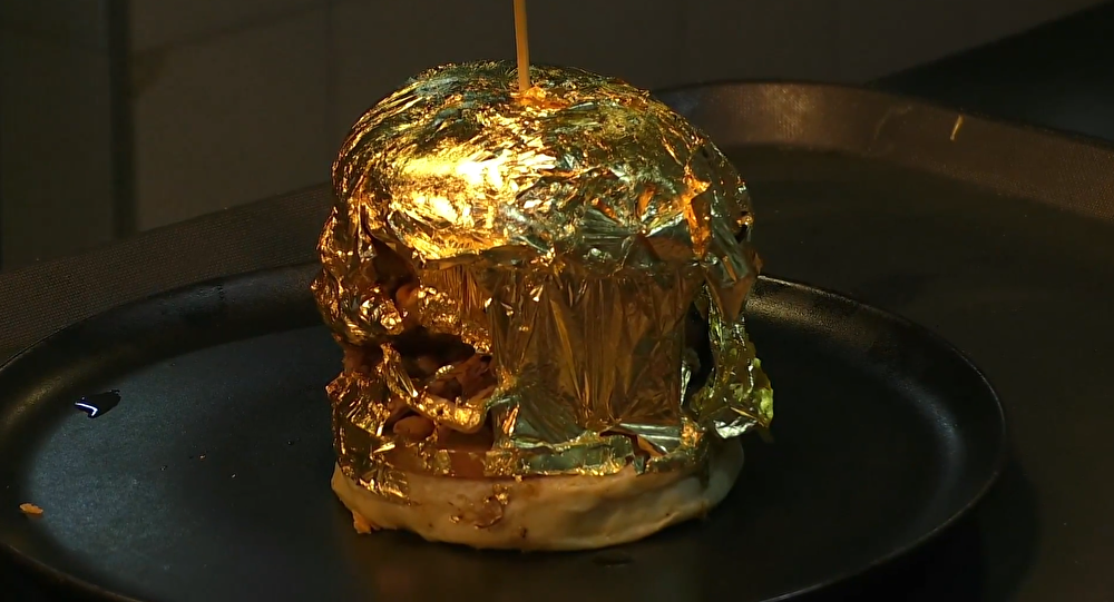 Ένα μπέργκερ «τυλιγμένο» σε βρώσιμα φύλλα χρυσού 24 καρατίων (βίντεο)