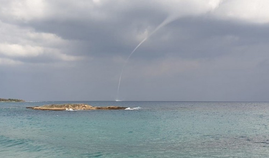 Κύπρος: Εντυπωσιακός υδροστρόβιλος «μαγνήτισε» τα βλέμματα των κατοίκων του Πρωταρά (φώτο-βίντεο)