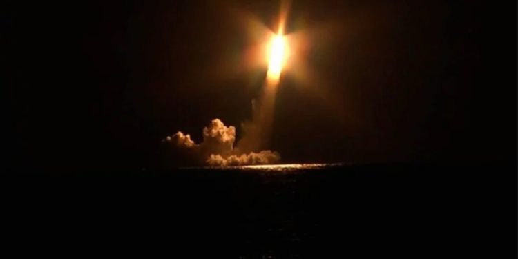 Ισορροπία του «τρόμου»: Ρωσικό πυρηνικό υποβρύχιο εκτόξευσε διηπειρωτικούς πυραύλους Bulava! (βίντεο)