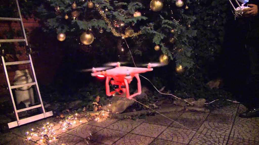 ΗΠΑ: Drone στολίζει χριστουγεννιάτικο δέντρο (βίντεο)