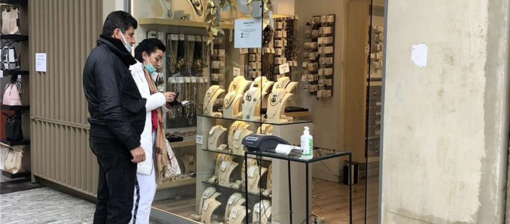 Με αντισηπτικά, POS στο πεζοδρόμιο και… αποστάσεις η πρώτη μέρα του click away