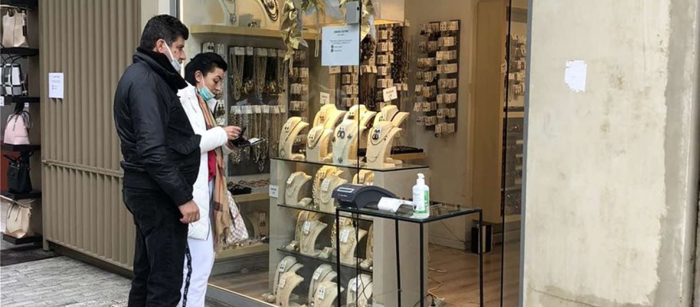 Με αντισηπτικά, POS στο πεζοδρόμιο και… αποστάσεις η πρώτη μέρα του click away