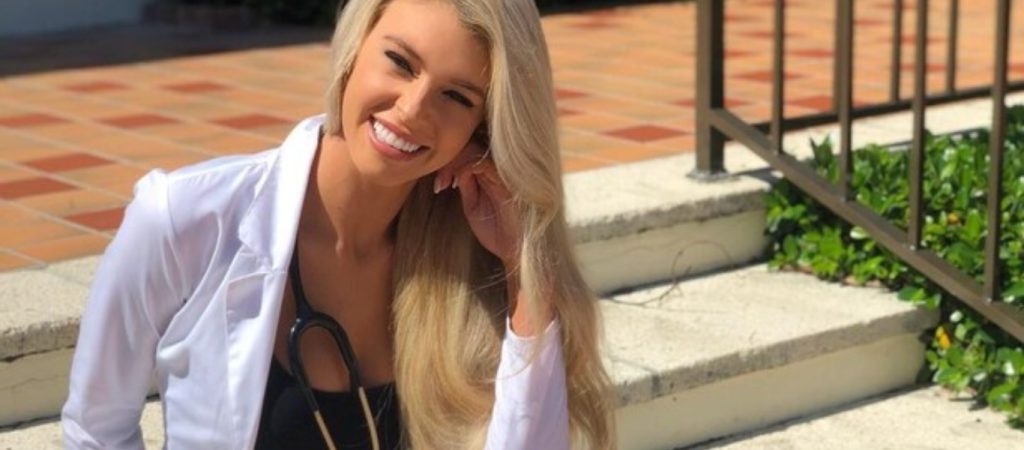 Emily Jones: Η γιατρός που θα ήθελες να περάσετε μαζί την… καραντίνα (φώτο)