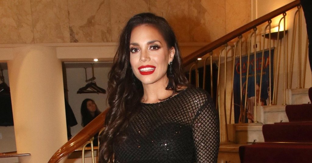 Κρυσταλλία: Ποζάρει μπροστά στο χριστουγεννιάτικο δέντρο της με φουσκωμένη κοιλίτσα (φωτό)