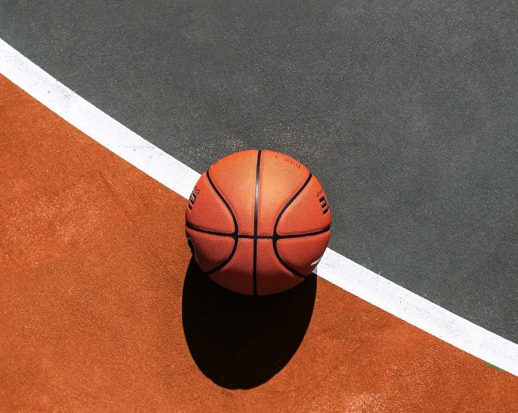 Δείτε τον ιδιαίτερο τρόπο που φτιάχνεται μια μπάλα του μπάσκετ (βίντεο)