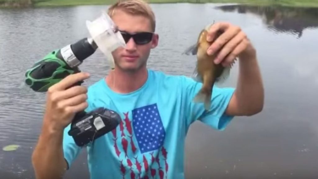 «Θεούλης» – Νεαρός βρήκε τρόπο για να ψαρεύει με ένα… κατσαβίδι (βίντεο)