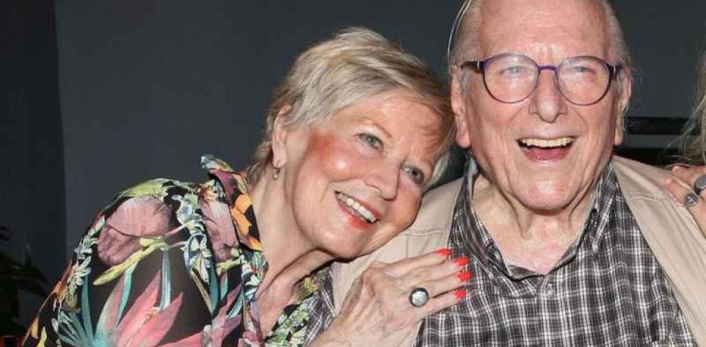 Σπάνιο υλικό από το 1965: Ο Κ.Βουτσάς και η Ε.Μπρόγιερ την ημέρα του γάμου τους (φώτο)