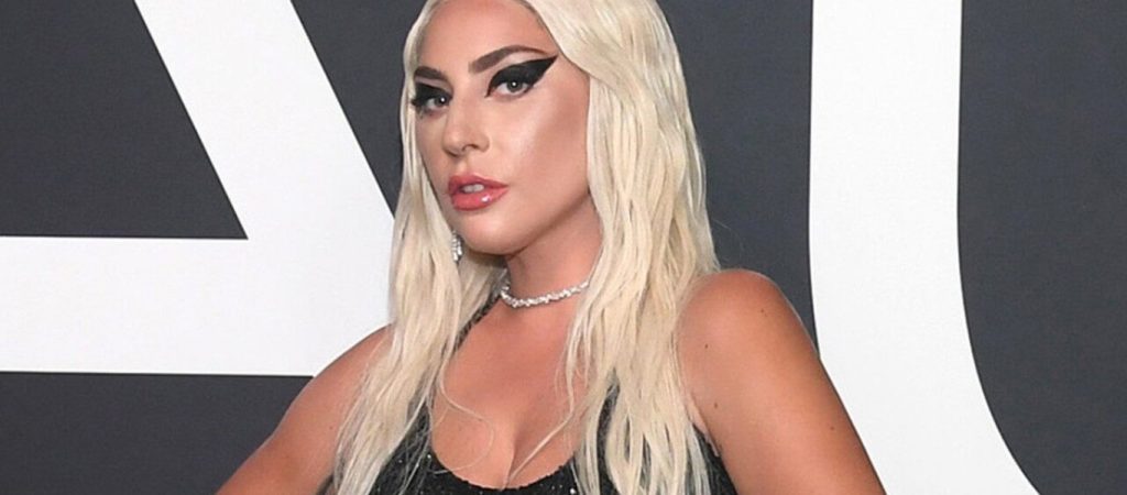 Η Lady Gaga ποζάρει τόπλες και η θερμοκρασία «χτυπάει κόκκινο» (φώτο)