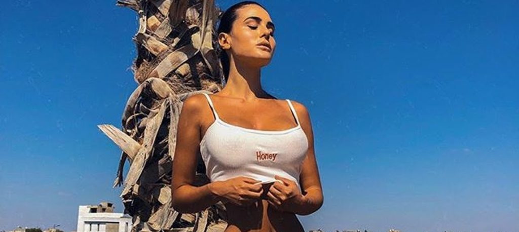 Silvia Caruso: Η Ιταλίδα με την μεσογειακή ομορφιά – Πόζες με αποκαλυπτικά μαγιό (φώτο)