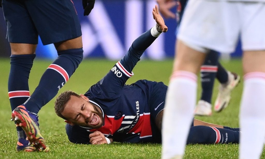 T.Μέντες: H συγγνώμη του στο Νεϊμάρ για το σκληρό μαρκάρισμα – Aποχώρησε σφαδάζοντας στο φορείο (βίντεο)