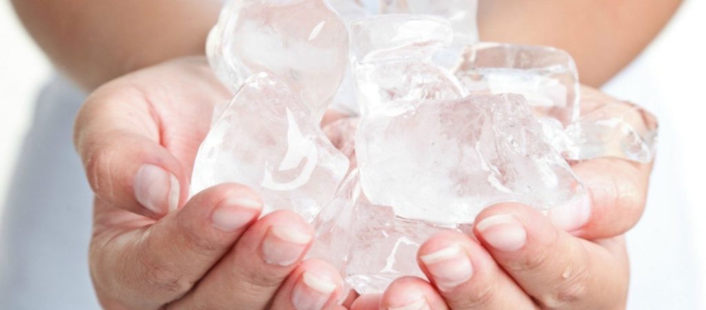 Γιατί πρέπει να βάζετε ένα παγάκι στον λαιμό σας; – Δεν φαντάζεστε τι οφέλη έχει!