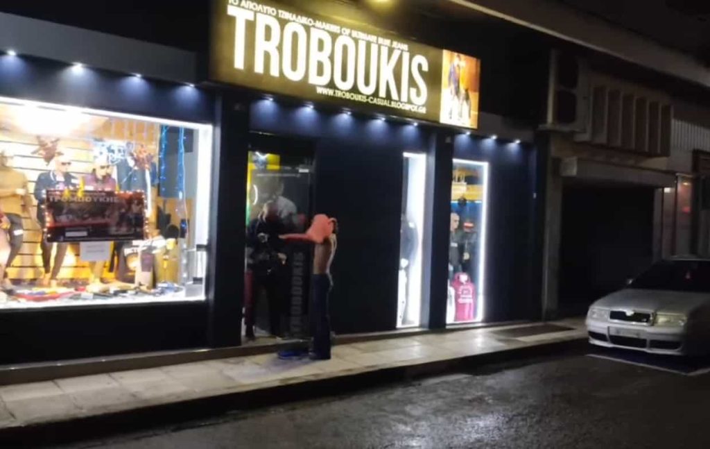Ελλάδα στην εποχή… του click away: Στο Αγρίνιο γδύθηκαν στο πεζοδρόμιο για να δοκιμάσουν παντελόνια (βίντεο)