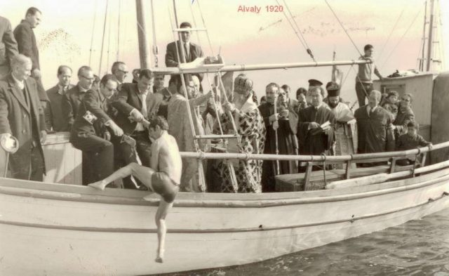 Για πρώτη φορά μετά το 1922 δεν θα ριφθεί ο Σταυρός των Θεοφανείων στα ύδατα – Συμπτωματικό ή έρχονται δεινά;