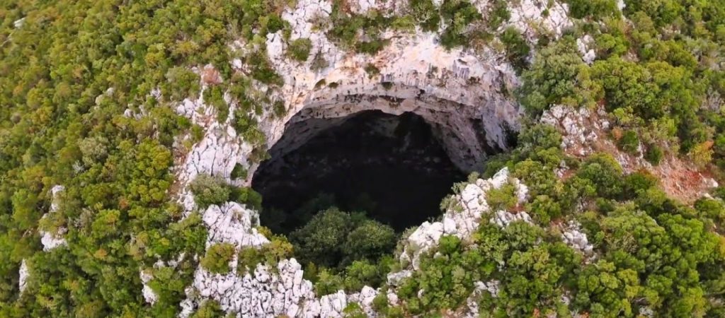 Το μυστήριο γύρω από την τρύπα στο Πεύκο Μεσσηνίας – Οι μύθοι που την ακολουθούν