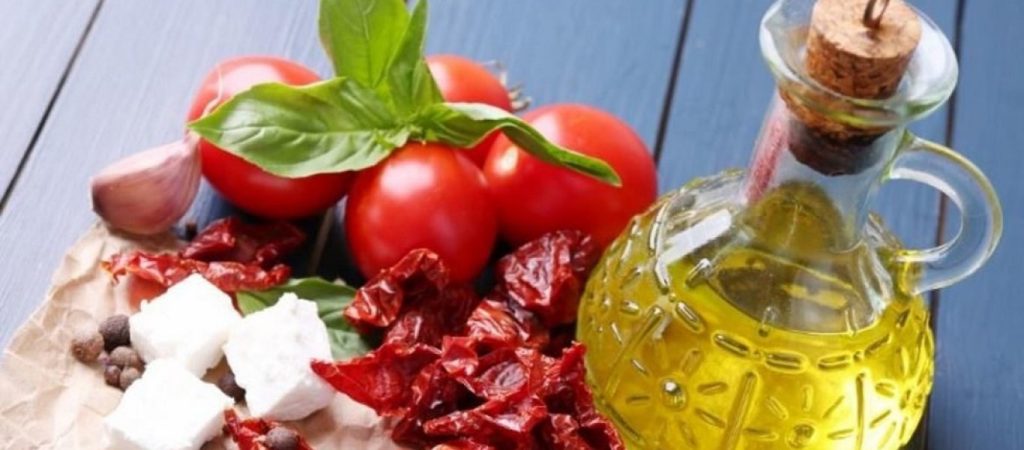 Ντομάτα: Γιατί πρέπει να την καταναλώνεται με ελαιόλαδο