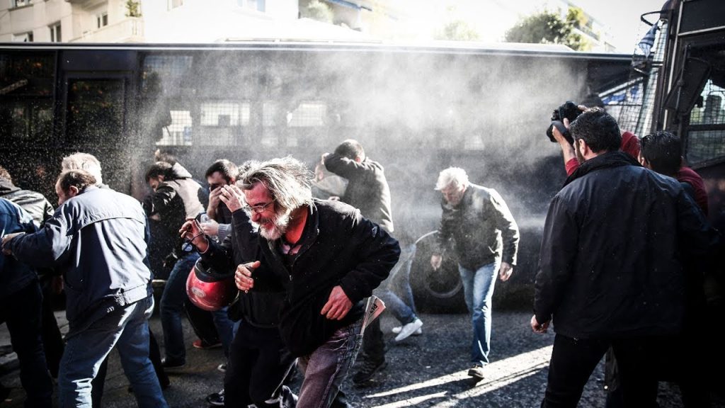 Οργισμένοι εργαζόμενοι στην εστίαση διαμαρτυρήθηκαν έξω από το Μαξίμου – Σε ανοικτό «πόλεμο» εστίαση & κυβέρνηση