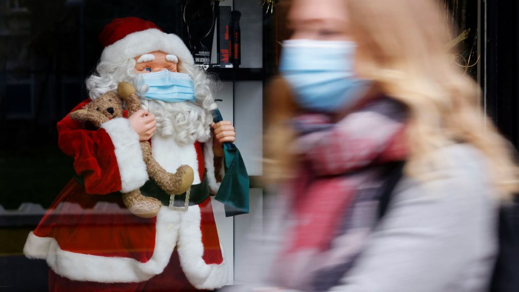 ΠΟΥ: «Χρήση μάσκας και στα ρεβεγιόν – Κίνδυνος για τρίτο κύμα στις αρχές του 2021»