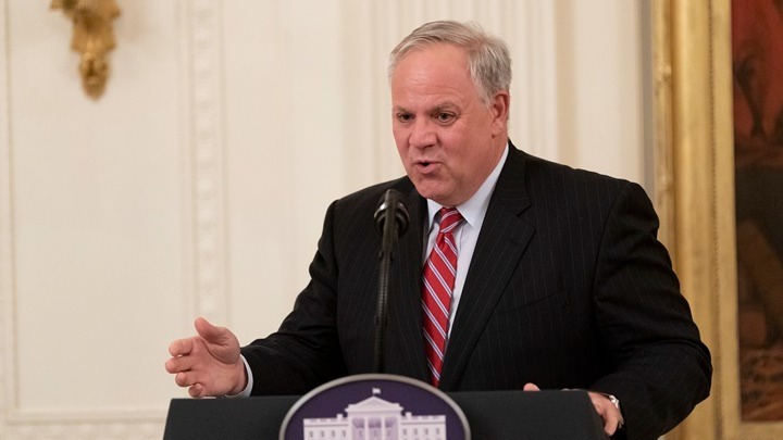 Θετικός στον κορωνοϊό ο υπουργός Εσωτερικών των ΗΠΑ Ντέιβιντ Μπέρνχαρτ