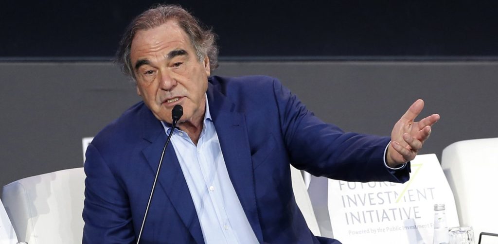 Σκηνοθέτης Όλιβερ Στόουν: «Έκανα το Sputnik V, είναι πολύ καλό – Δεν καταλαβαίνω γιατί το αγνοεί η Δύση» (βίντεο)