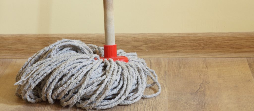 Με αυτό το κόλπο θα απαλλαγείτε μία για πάντα από την μυρωδιά της σφουγγαρίστρας