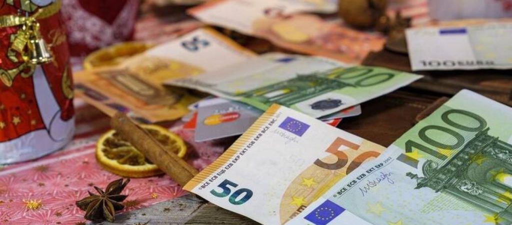 Δώρο Χριστουγέννων: Δημοσιεύθηκε στο ΦΕΚ η απόφαση για την καταβολή του – Δείτε αναλυτικά