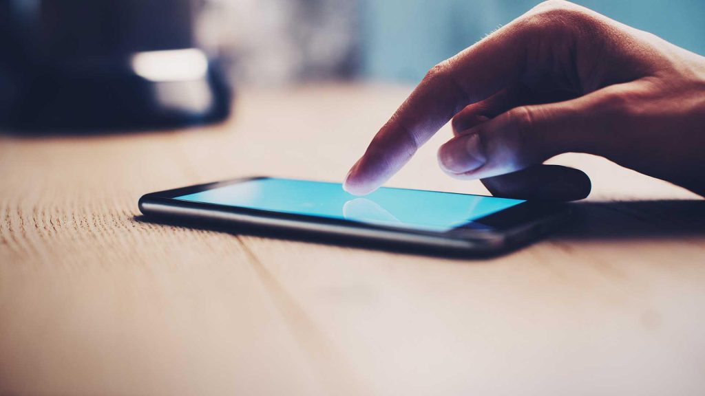 Αυτό είναι το SMS που θα «ρίξει» τον σύντροφό σου ανάλογα με το ζώδιό του