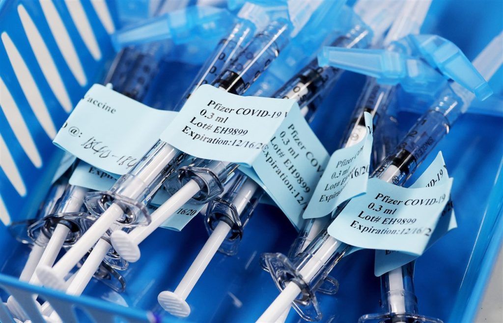Εμβόλιο Pfizer: Yγειονομικός χωρίς ιστορικό εμφάνισε εξανθήματα και ταχυκαρδία