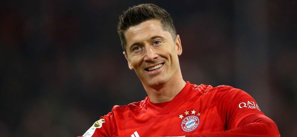 Ρ.Λεβαντόφσκι: Έβαλε το βραβείο του κορυφαίου ποδοσφαιριστή στο κάθισμα του μωρού και ξάπλωσε μαζί του (βίντεο)