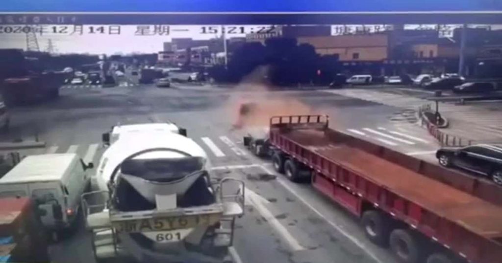 Tεράστια μεταλλική πλάκα «αποκεφάλισε» καμπίνα νταλίκας (βίντεο)
