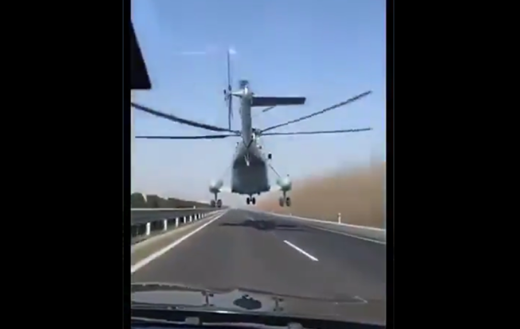 Σκηνή τρόμου – Η στιγμή που στρατιωτικό ελικόπτερο σε… προσπερνά στον αυτοκινητόδρομο (βίντεο)