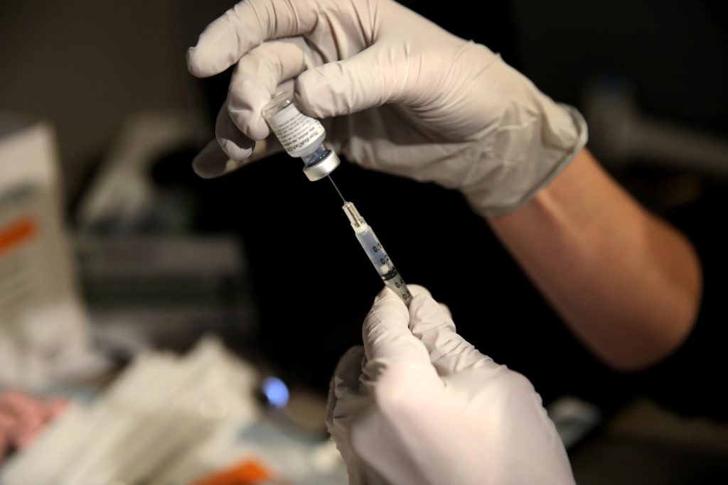 Συναγερμός σε νοσοκομείο του Σικάγο: Σταμάτησε τη χορήγηση του εμβολίου της Pfizer – Έρευνα ξεκίνησε ο FDA