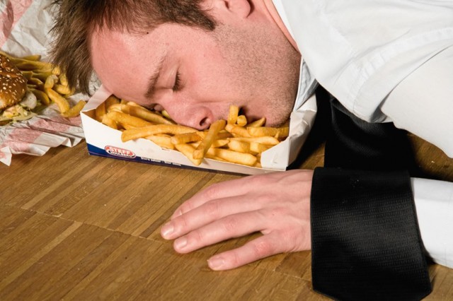 Έχετε αναρωτηθεί; – Γιατί νυστάζουμε μετά το φαγητό;