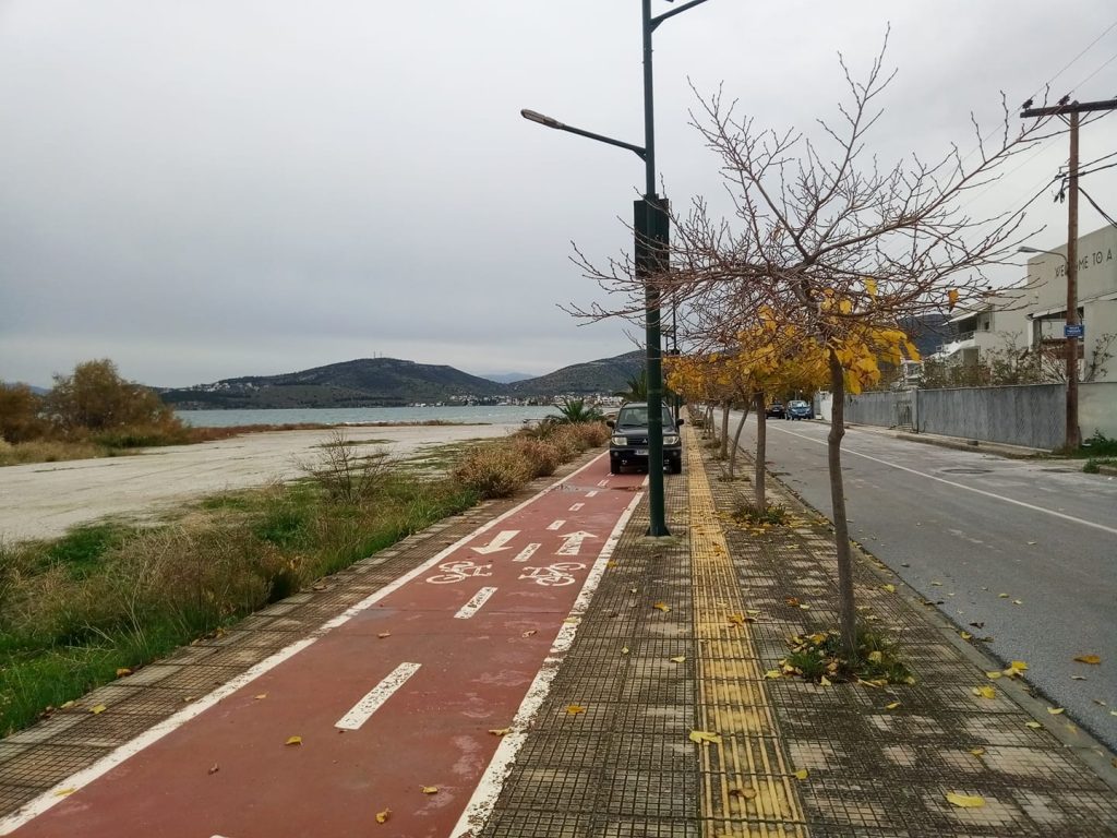 Και εις ανώτερα: Οδηγός στο Βόλο πάρκαρε πάνω σε ποδηλατόδρομο ενώ ήταν άδειος ο δρόμος (φώτο)