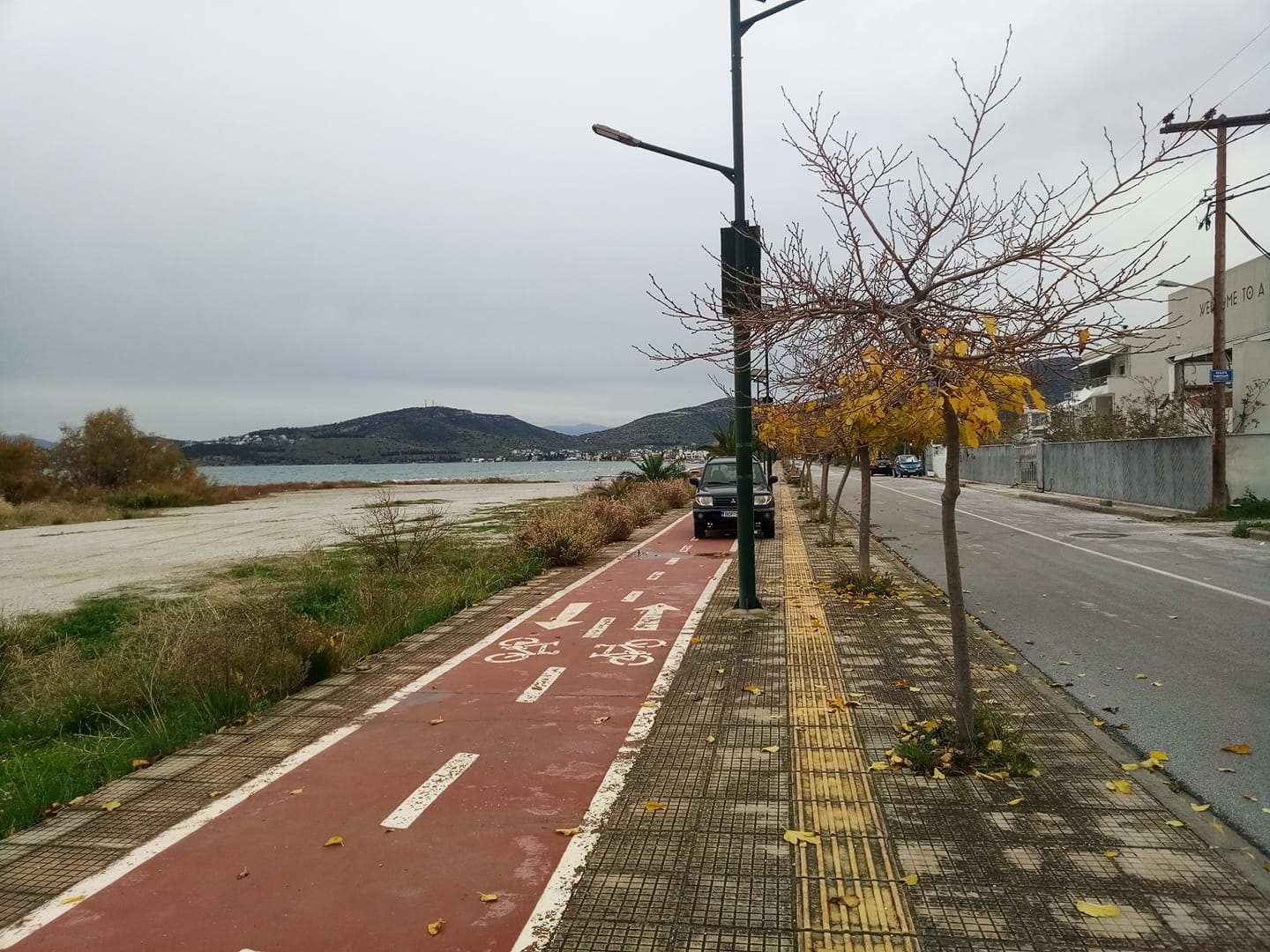 Και εις ανώτερα: Οδηγός στο Βόλο πάρκαρε πάνω σε ποδηλατόδρομο ενώ ήταν άδειος ο δρόμος (φώτο)