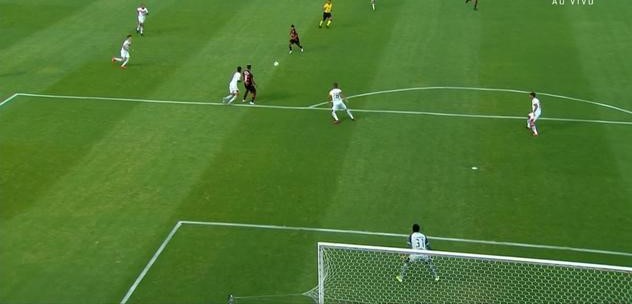 Το πέναλτι της χρονιάς: Ποδοσφαιριστής έπαιξε… βόλεϊ στην περιοχή (βίντεο)