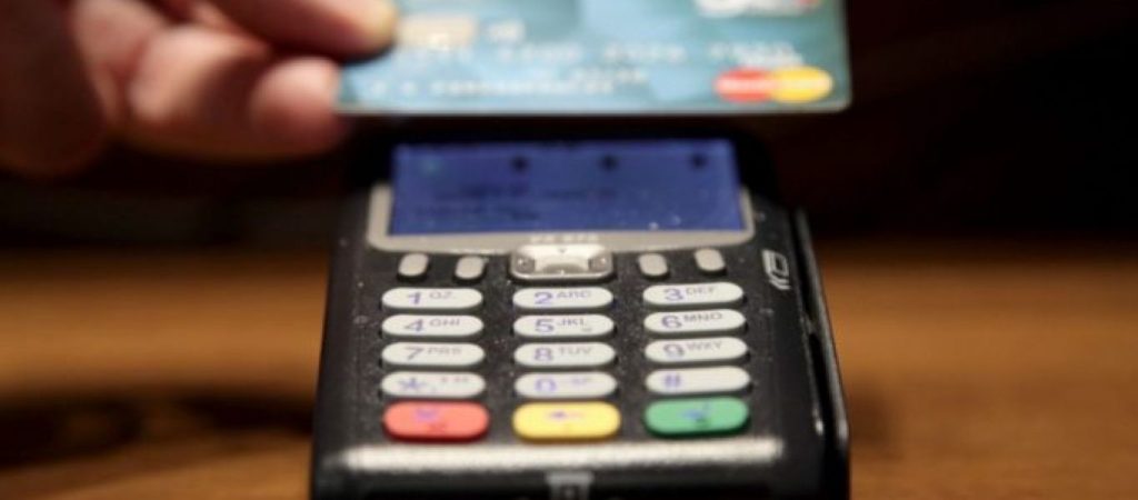 Τράπεζες: Έρχονται πρόστιμα για διατραπεζικές προμήθειες με κάρτες