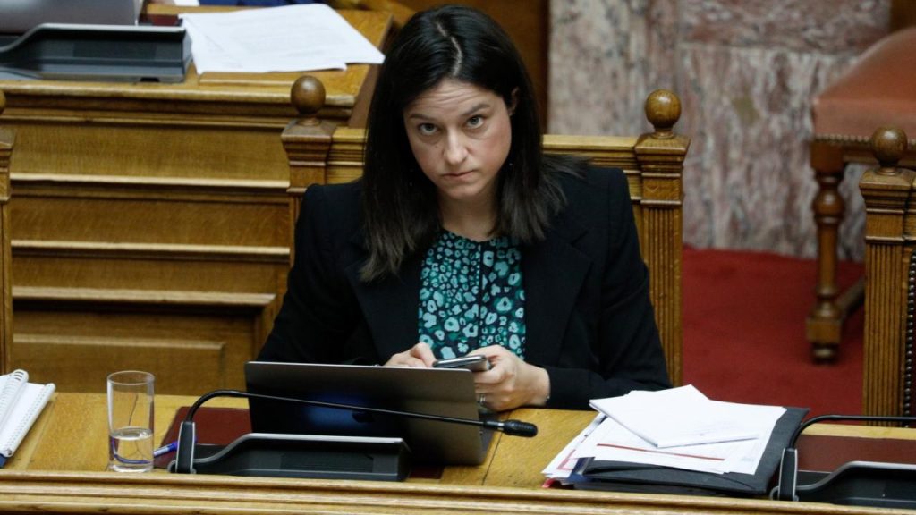 Η Ν.Κεραμέως προσπαθεί να δικαιολογήσει τις αλλαγές για ΑΕΙ: «Για να γίνουν υπεύθυνοι οι μαθητές τι επιλέγουν»