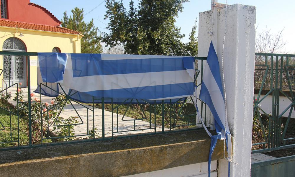 Σκισμένη και πεταμένη η Ελληνική Σημαία στο χωριό του κατηγορούμενου για κατασκοπεία