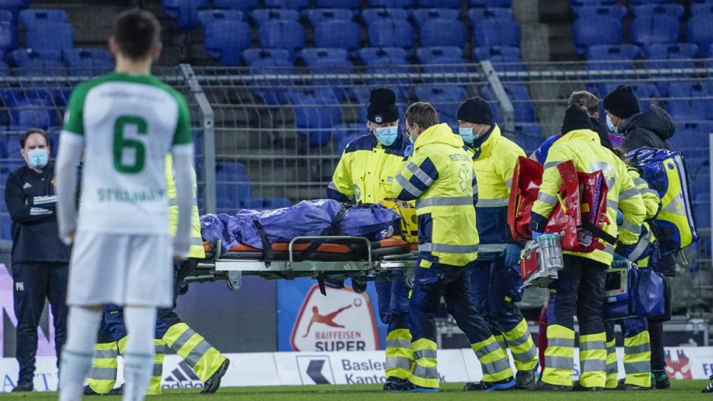 Άσχημος τραυματισμός για παίκτη της Βασιλείας – Έκανε κεφαλιά και κατέληξε στο νοσοκομείο (βίντεο)