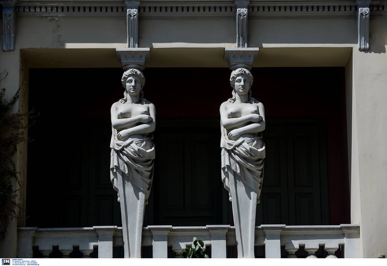 Οι θρύλοι και τα μυστικά του σπιτιού με τις Καρυάτιδες στην Αγίων Ασωμάτων