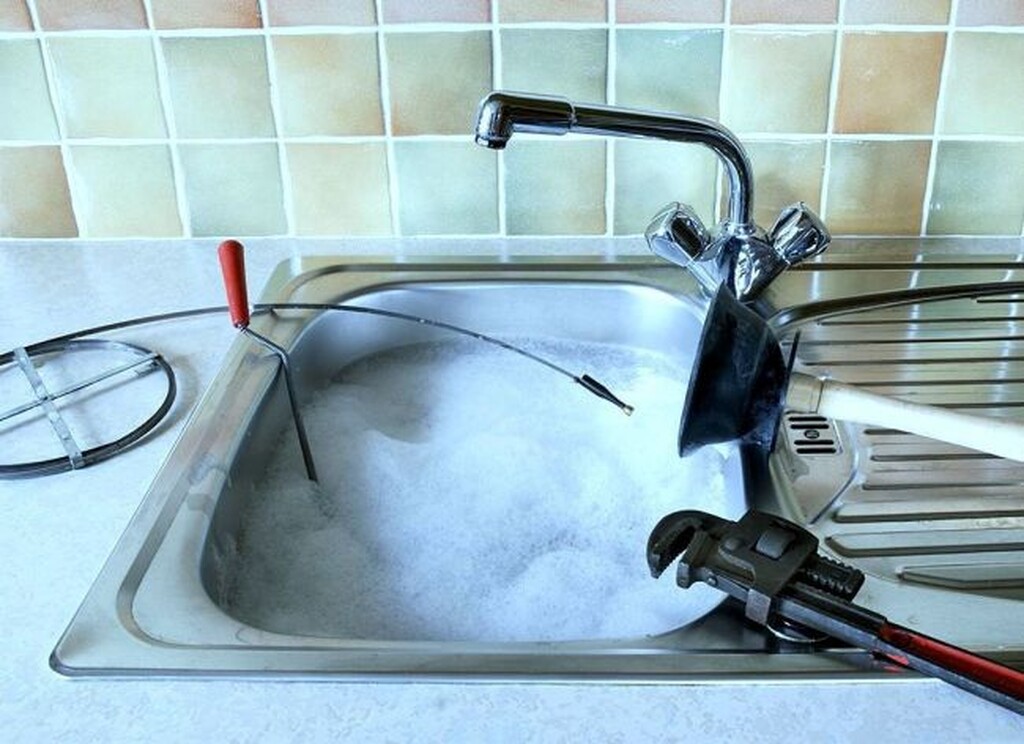 Mε αυτόν τον τρόπο θα ξεβουλώσεις τον νεροχύτη χωρίς ιδιαίτερες δυσκολίες