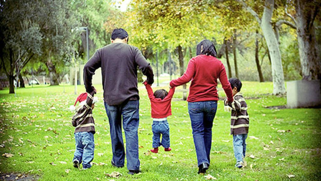 Συνεπιμέλεια: Τι αλλάζει μετά από 40 χρόνια – Διαμάχη ανάμεσα σε μπαμπάδες και γυναικείες οργανώσεις