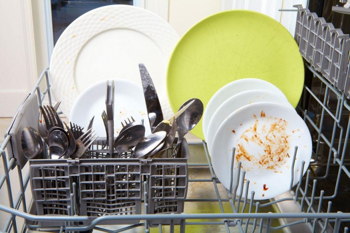 Πλυντήριο πιάτων: Τα 3 βήματα που πρέπει να ακολουθείς για να καθαρίσουν όλα τα υπολείμματα τροφής