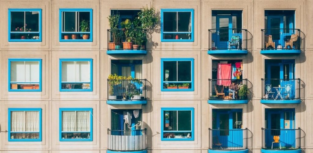 Με νόμο οι συνελεύσεις των πολυκατοικιών θα γίνονται με zoom και webex