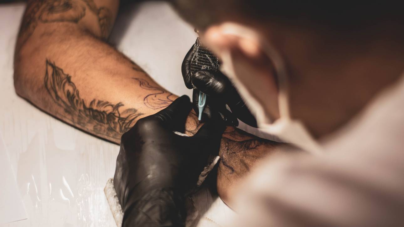 Τατουάζ: Πόσο επικίνδυνα είναι τα μελάνια για το δέρμα μας
