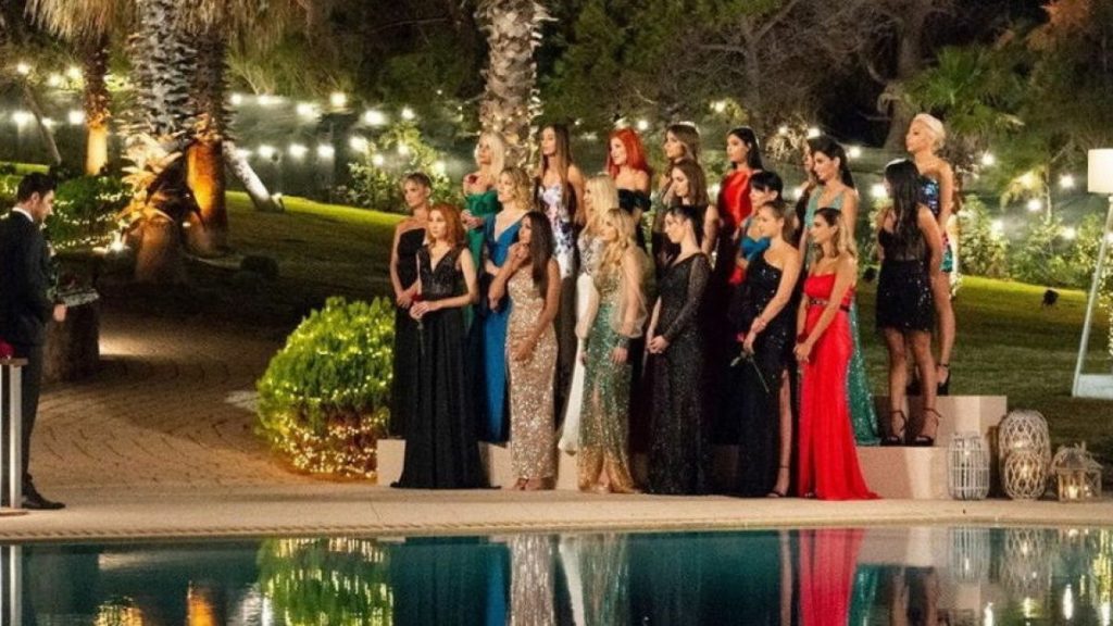 Bachelor: «Καρφώθηκαν» μόνες τους – Οι παίκτριες ανέβασαν φωτογραφίες με τα σενάρια