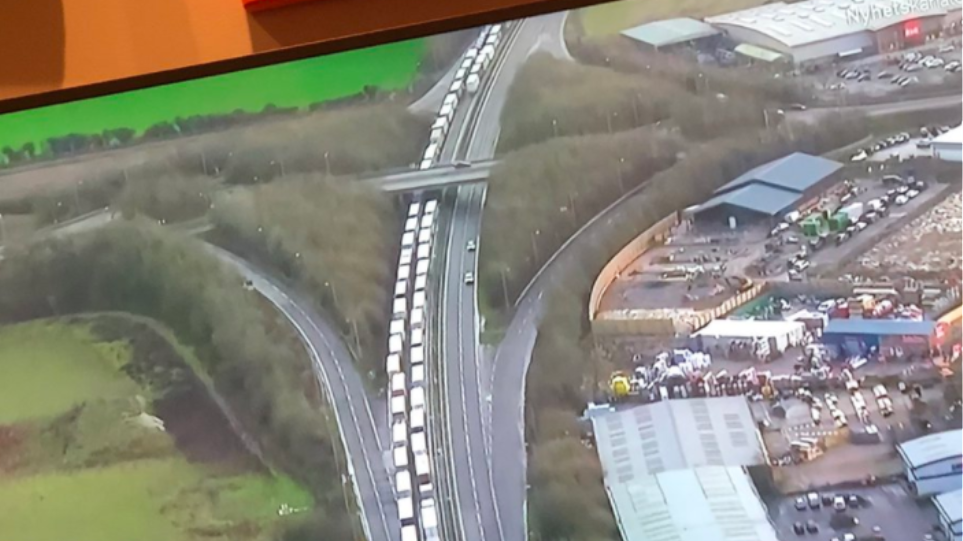 Βρετανία: 7.000 νταλίκες και φορτηγά περιμένουν να περάσουν το Ντόβερ (βίντεο)