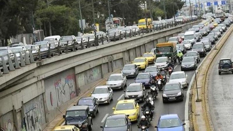 Κλειστή η άνοδος της Κηφισίας – Eργαζόμενοι στον Ερυθρό Σταυρό πραγματοποιούν διαμαρτυρία