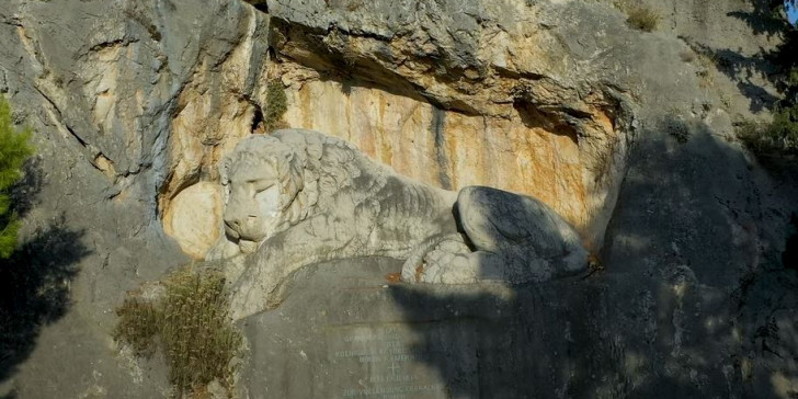 «Ο Λέων του Ναυπλίου»: Το μνημείο που εδώ και 180 χρόνια αποδίδει φόρο τιμής στα θύματα από επιδημίες (βίντεο)